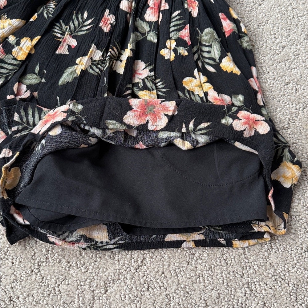Hollister Black Floral Romper Smocked Bodice Summer One-Piece Junior Size XS - Picture 6 of 12